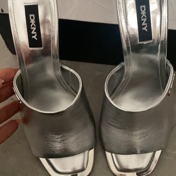 DKNY METALLIC HEE;S - Picture 5 of 6